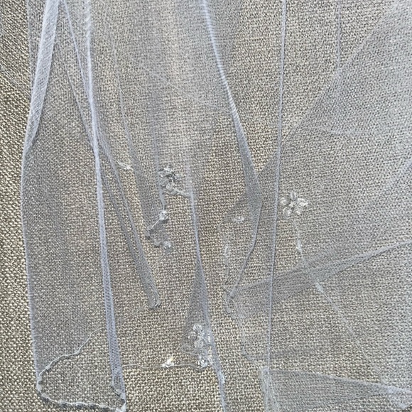 Elegant White Tulle Veil with Hair Comb - Picture 8 of 10